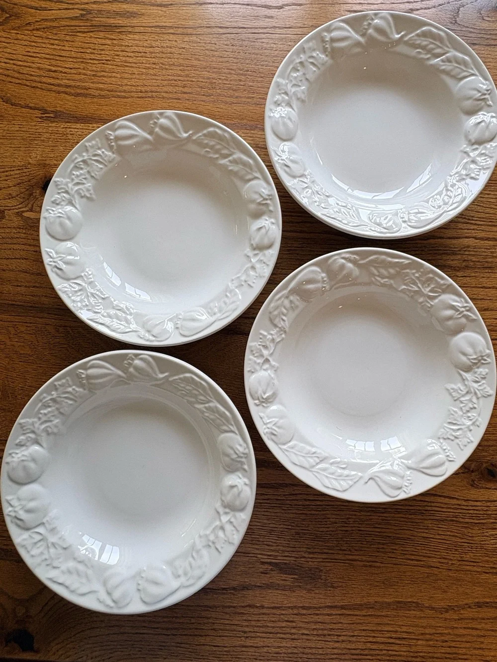 I Patrizi Williams Sonoma Embossed Garlic & Tomato pasta Bowls - Set of 4